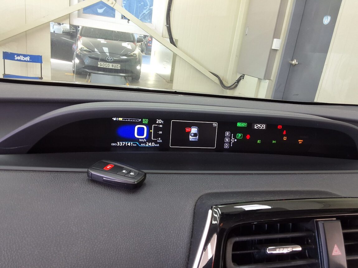 TOYOTA PRIUS (4TH GEN) 1.8 2017 - zdjęcie 10