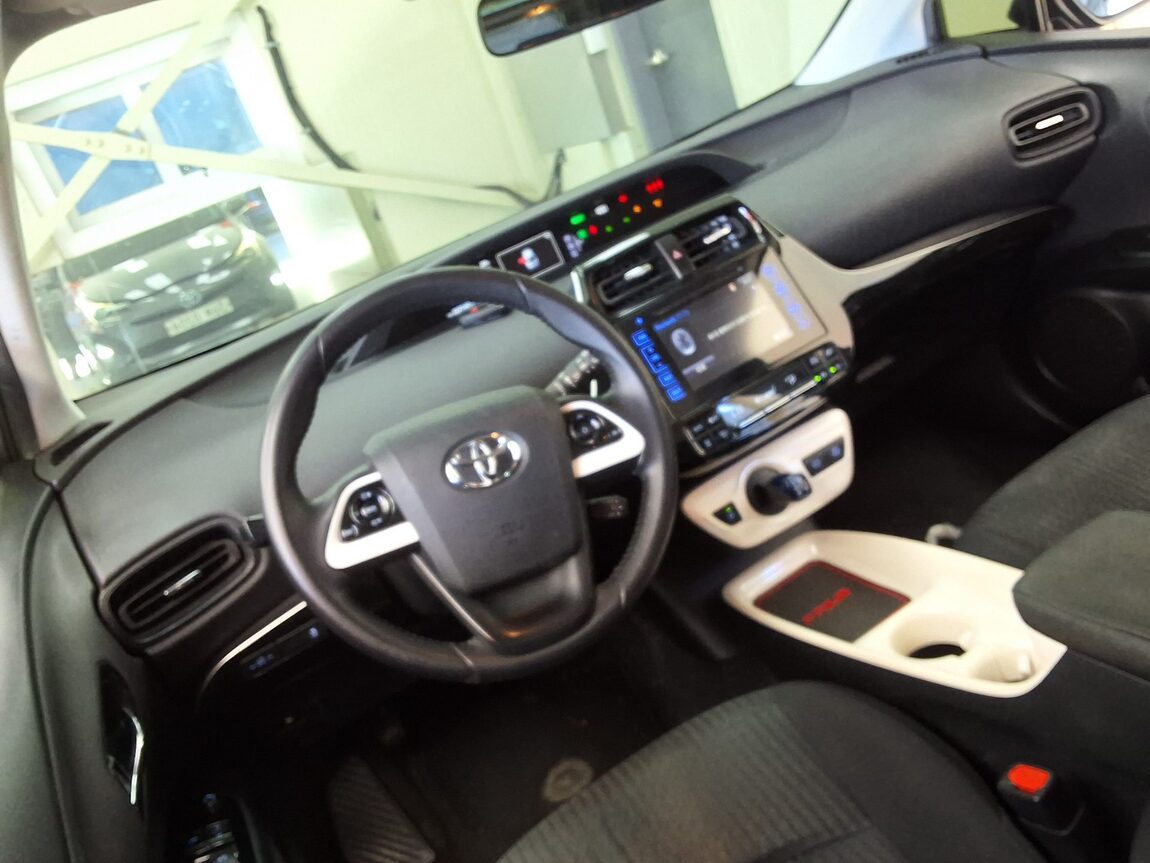TOYOTA PRIUS (4TH GEN) 1.8 2017 - zdjęcie 12