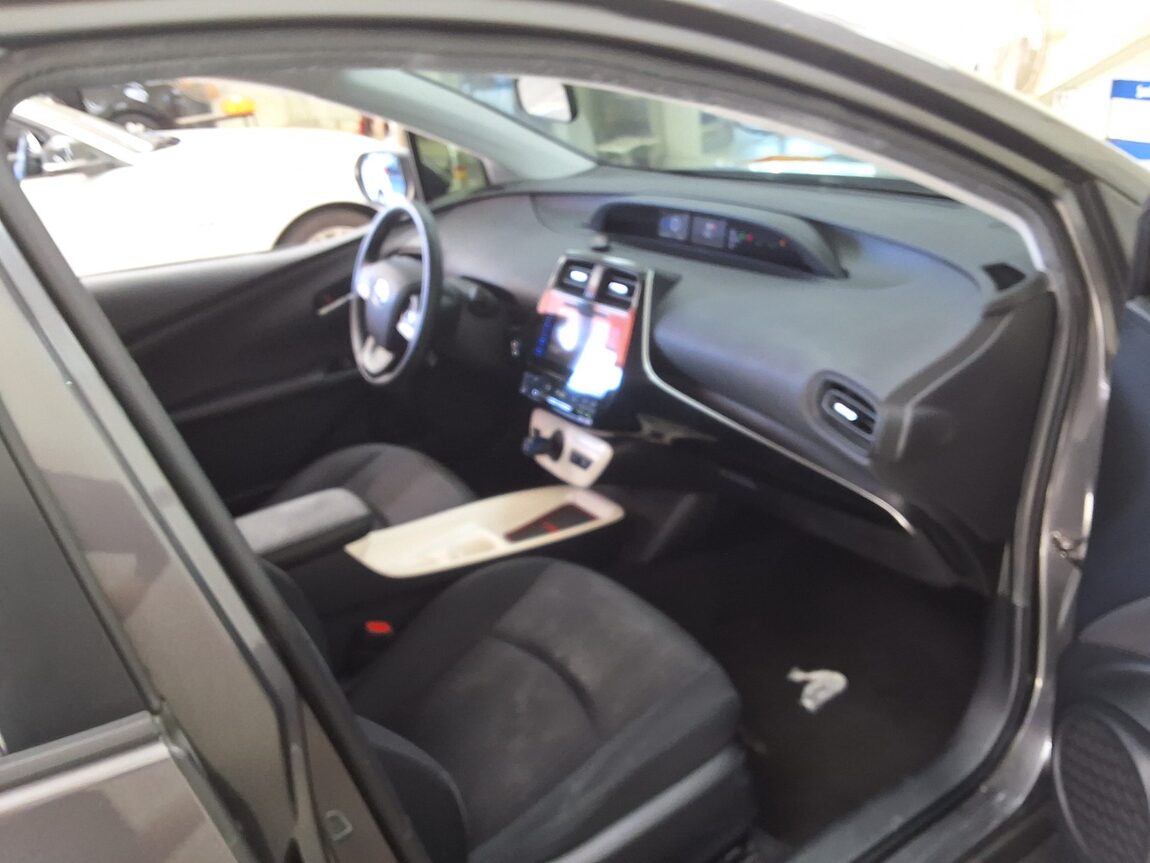 TOYOTA PRIUS (4TH GEN) 1.8 2017 - zdjęcie 15
