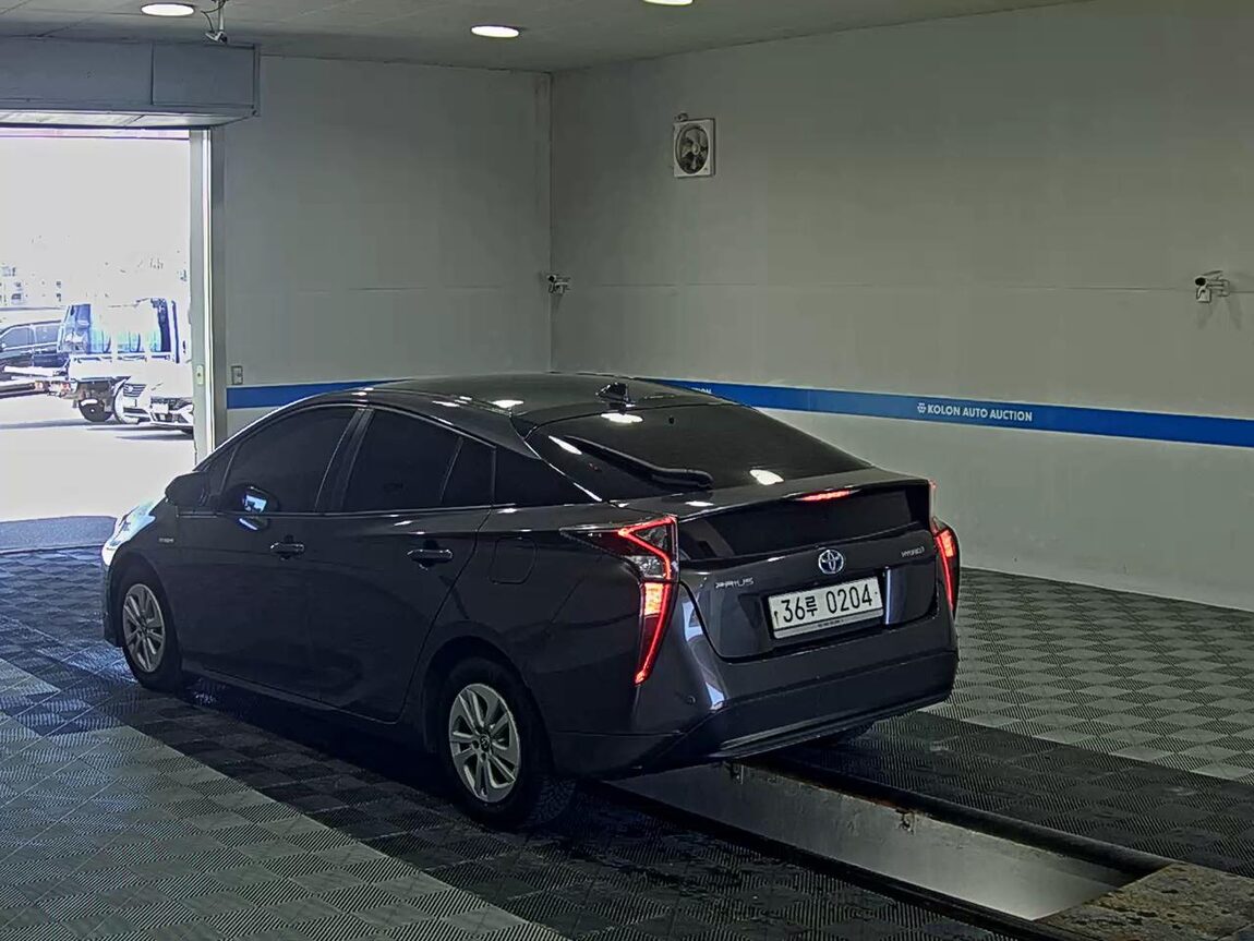 TOYOTA PRIUS (4TH GEN) 1.8 2017 - zdjęcie 6
