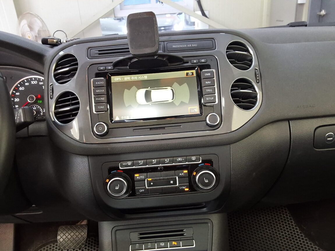 VOLKSWAGEN TIGUAN 2.0 TDI BLUEMOTION PREMIUM 2015 - zdjęcie 24