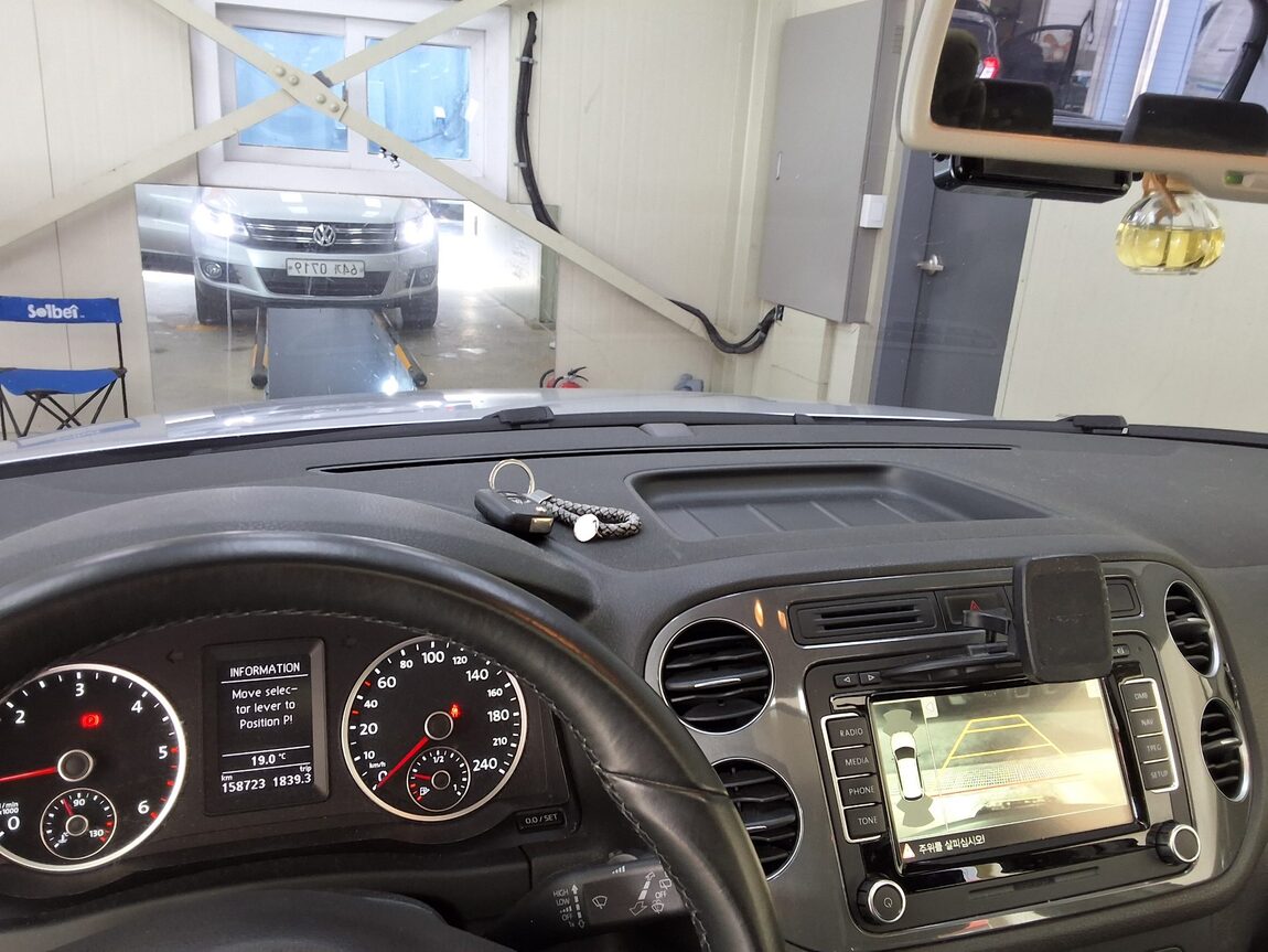 VOLKSWAGEN TIGUAN 2.0 TDI BLUEMOTION PREMIUM 2015 - zdjęcie 25