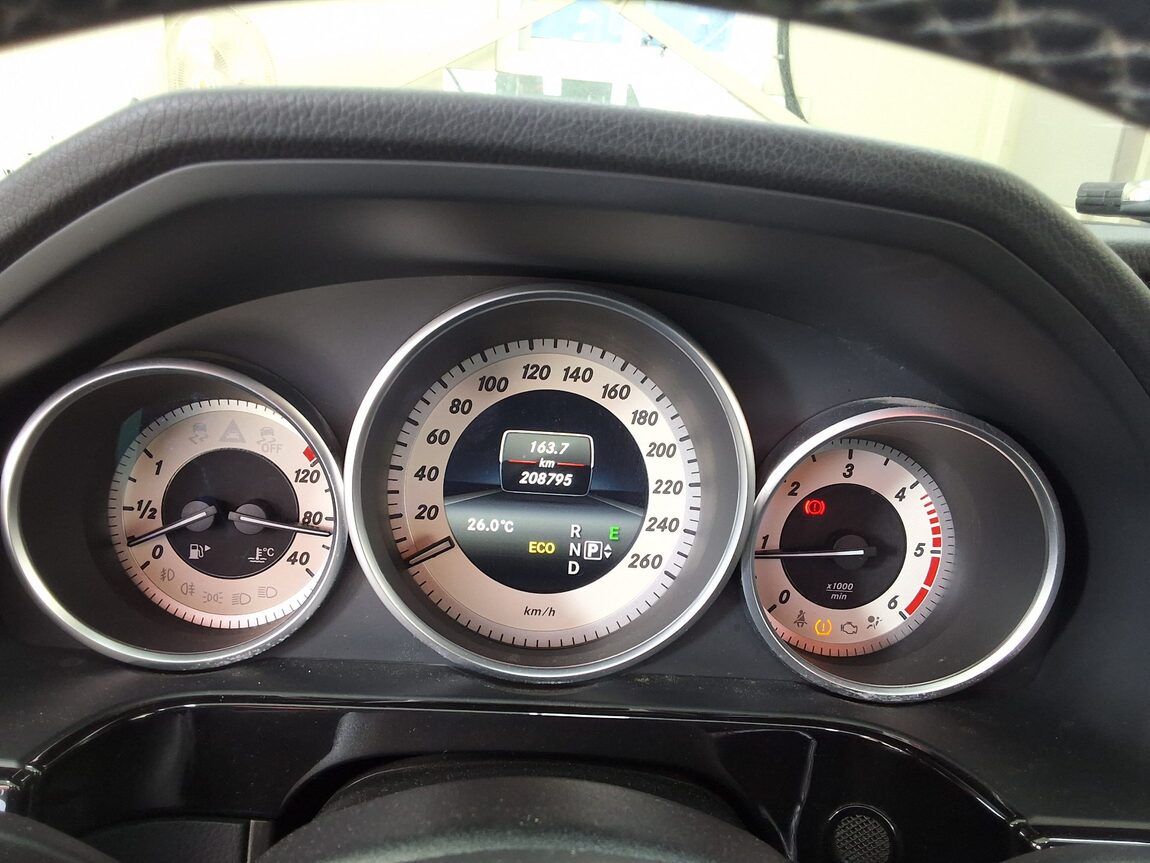 MERCEDES-BENZ E-CLASS (4TH GEN) E220 CDI AVANTGARDE 2014 - zdjęcie 10