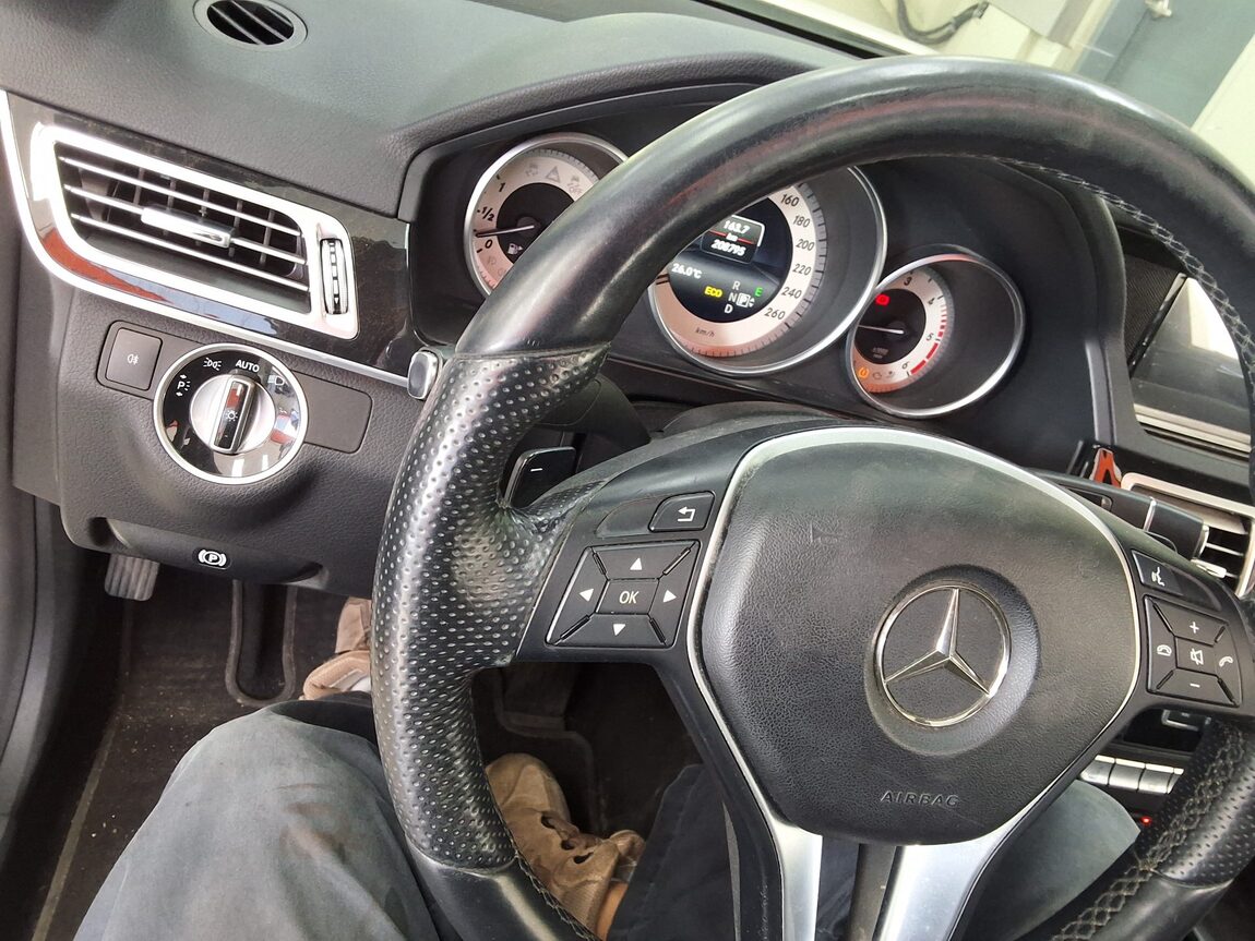 MERCEDES-BENZ E-CLASS (4TH GEN) E220 CDI AVANTGARDE 2014 - zdjęcie 23