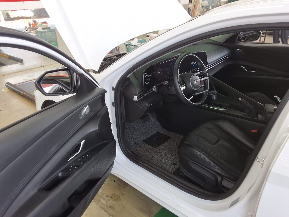 HYUNDAI AVANTE (CN7) 1.6 GASOLINE MODERN 2023 - zdjęcie 10