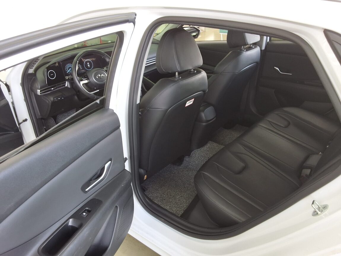 HYUNDAI AVANTE (CN7) 1.6 GASOLINE MODERN 2023 - zdjęcie 12