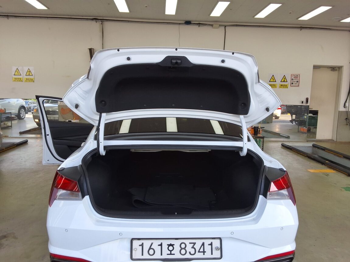 HYUNDAI AVANTE (CN7) 1.6 GASOLINE MODERN 2023 - zdjęcie 15