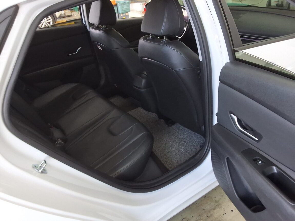 HYUNDAI AVANTE (CN7) 1.6 GASOLINE MODERN 2023 - zdjęcie 13