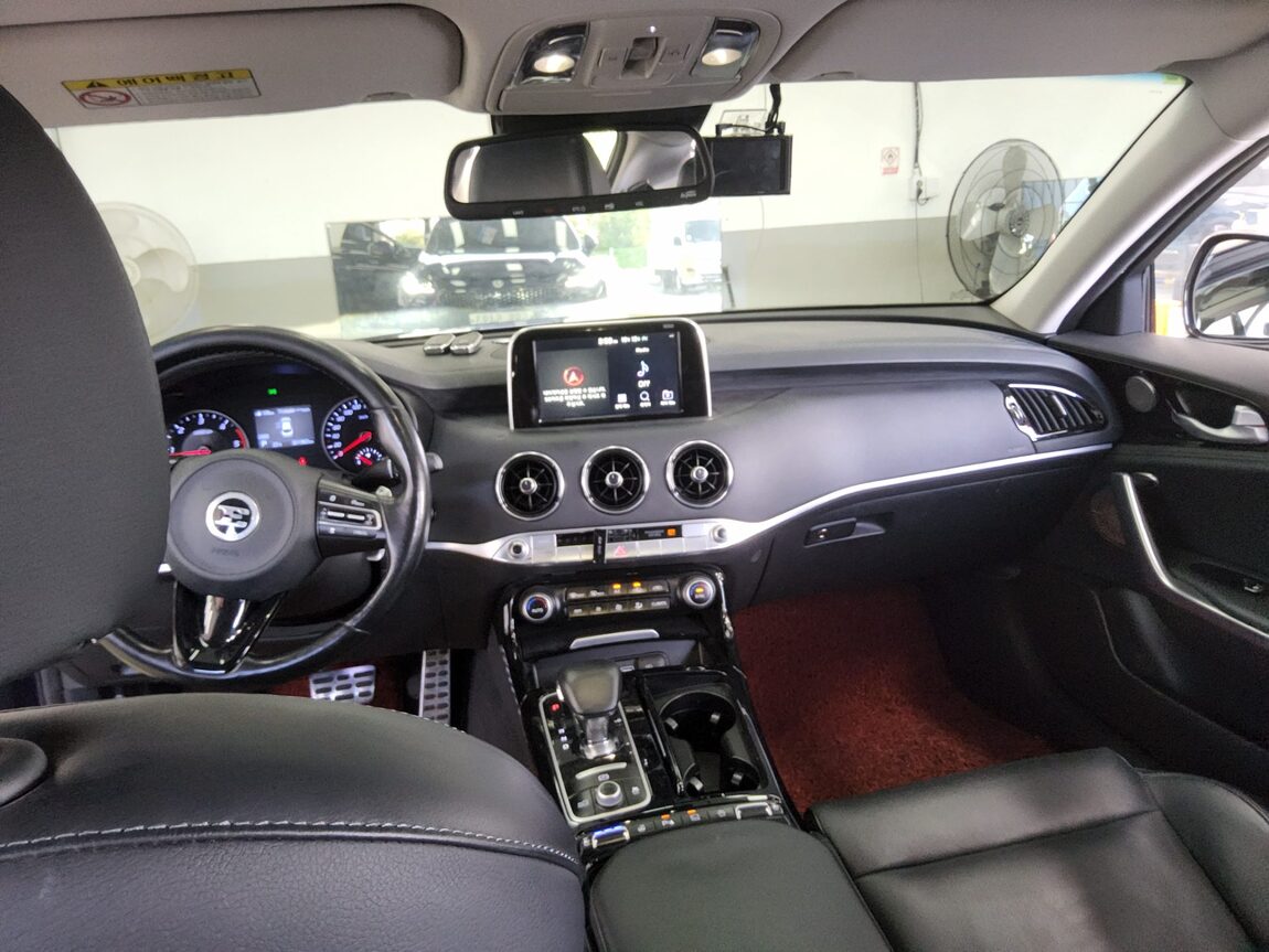 KIA STINGER 2.2 DIESEL PLATINUM 2018 - zdjęcie 11