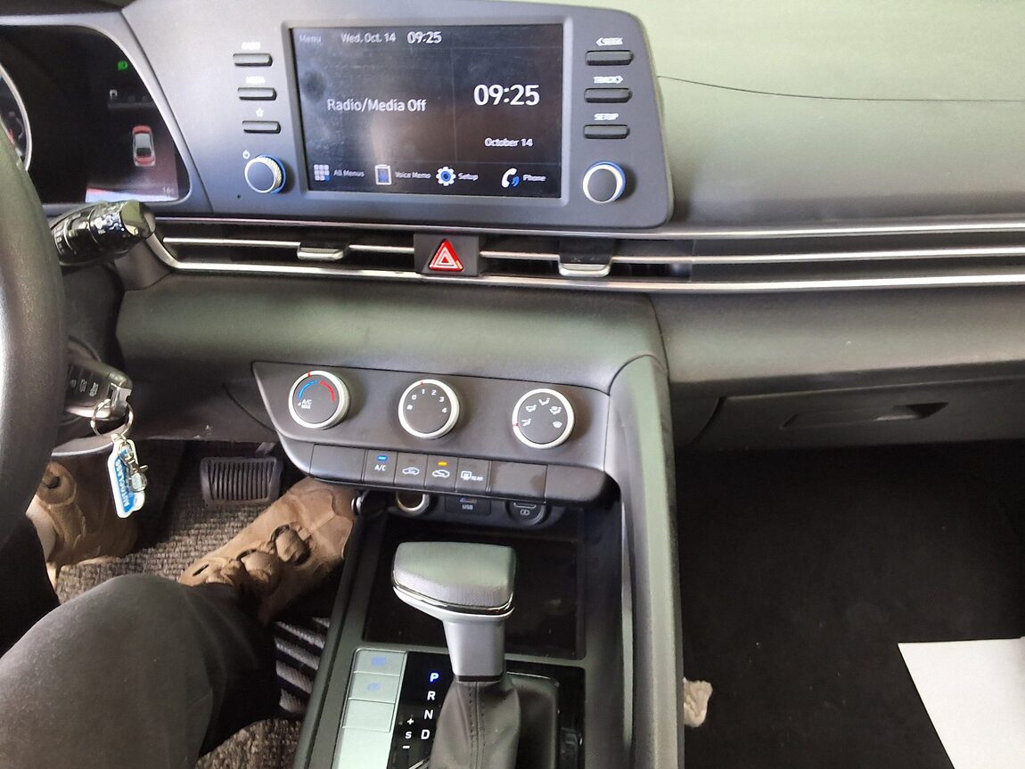 HYUNDAI AVANTE (CN7) 1.6 LPI STANDARD STYLE 2021 - zdjęcie 24