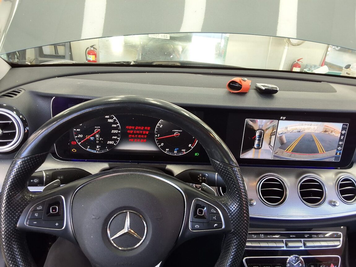 MERCEDES-BENZ E-CLASS (5TH GEN) E300 AVANTGARDE NIGHT PACK 2017 - zdjęcie 17