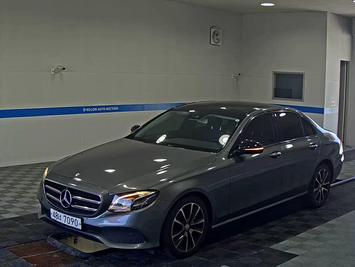 MERCEDES-BENZ E-CLASS (5TH GEN) E300 AVANTGARDE NIGHT PACK 2017 - zdjęcie 2