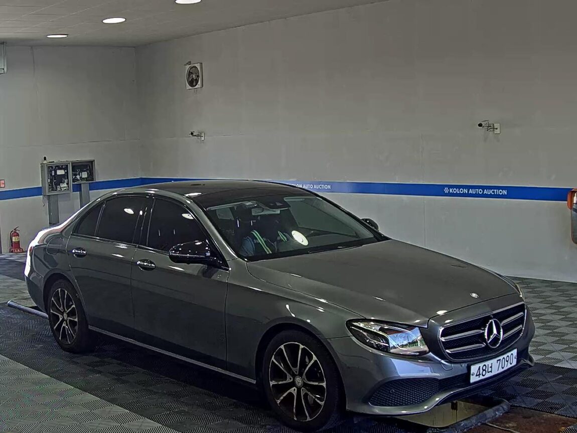MERCEDES-BENZ E-CLASS (5TH GEN) E300 AVANTGARDE NIGHT PACK 2017 - zdjęcie 3