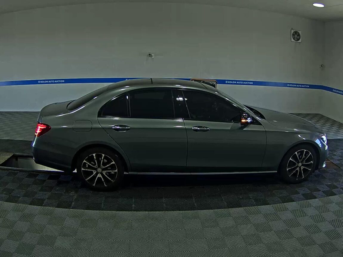 MERCEDES-BENZ E-CLASS (5TH GEN) E300 AVANTGARDE NIGHT PACK 2017 - zdjęcie 4