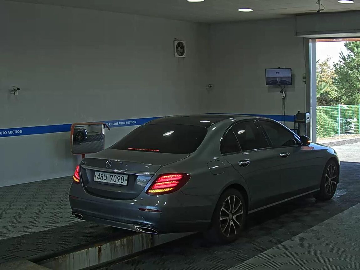 MERCEDES-BENZ E-CLASS (5TH GEN) E300 AVANTGARDE NIGHT PACK 2017 - zdjęcie 5