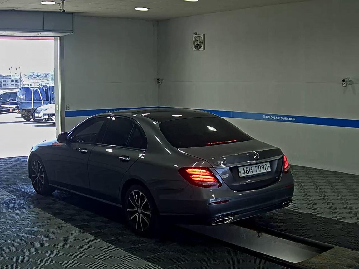 MERCEDES-BENZ E-CLASS (5TH GEN) E300 AVANTGARDE NIGHT PACK 2017 - zdjęcie 6