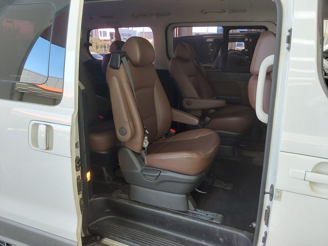HYUNDAI THE NEW GRAND STAREX 9-SEATER DIESEL EXCLUSIVE 2019 - zdjęcie 13