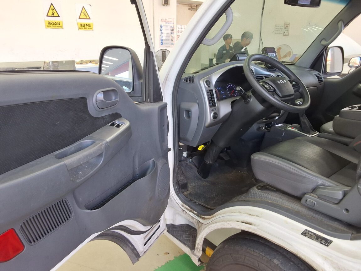 KIA THE NEW BONGO III CARGO FREEZER BOX TRUCK STANDARD MODEL 2022 - zdjęcie 10