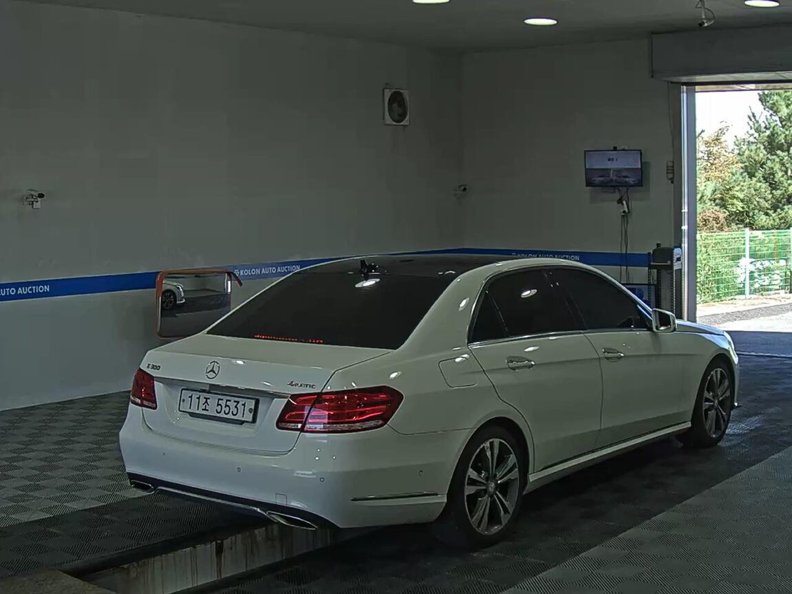 MERCEDES-BENZ E-CLASS (4TH GEN) E300 4MATIC AVANTGARDE 2016 - zdjęcie 5