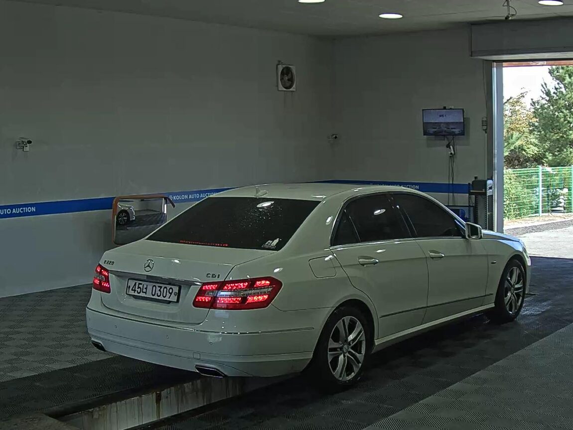 MERCEDES-BENZ E-CLASS (4TH GEN) E220 CDI AVANTGARDE 2012 - zdjęcie 5