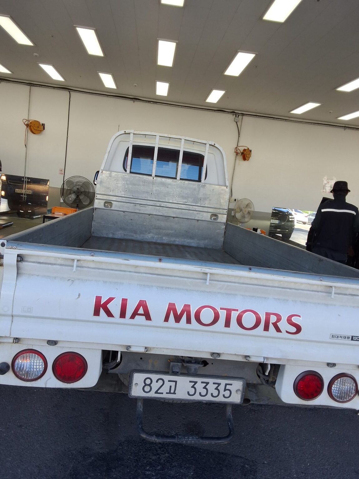 KIA THE NEW BONGO III CARGO 1.2 TON KING CAB EXTRA LONG WHEELBASE GLS 2020 - zdjęcie 13