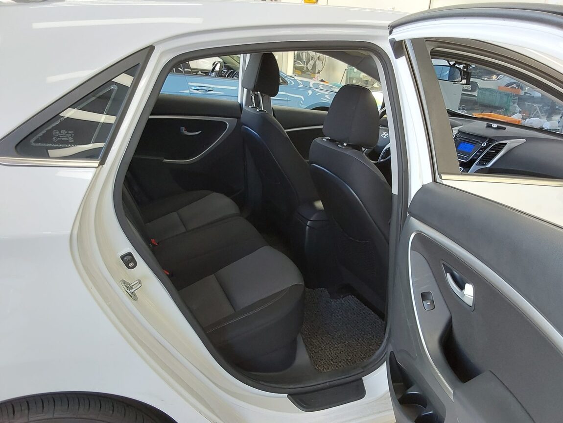 HYUNDAI NEW i30 1.6 GDi UNIQUE 2014 - zdjęcie 13
