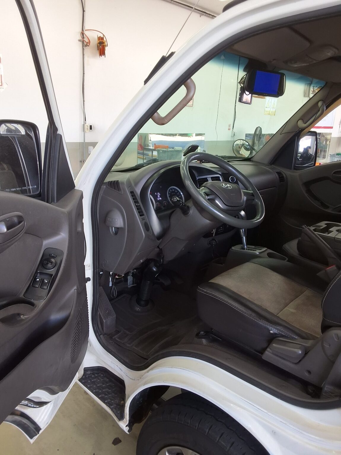 HYUNDAI PORTER II HIGH-ROOF BUILT-IN BOX TRUCK SUPER CAB 2017 - zdjęcie 10