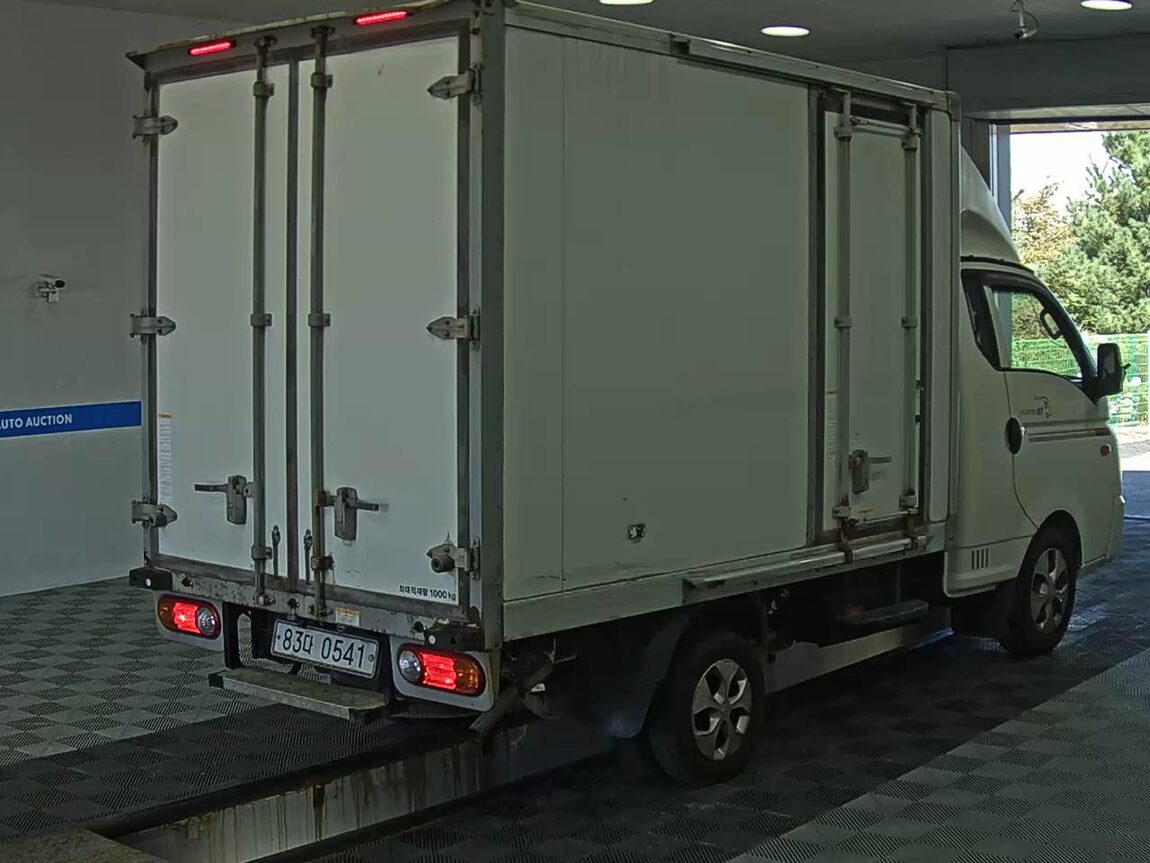 HYUNDAI PORTER II HIGH-ROOF BUILT-IN BOX TRUCK SUPER CAB 2017 - zdjęcie 5