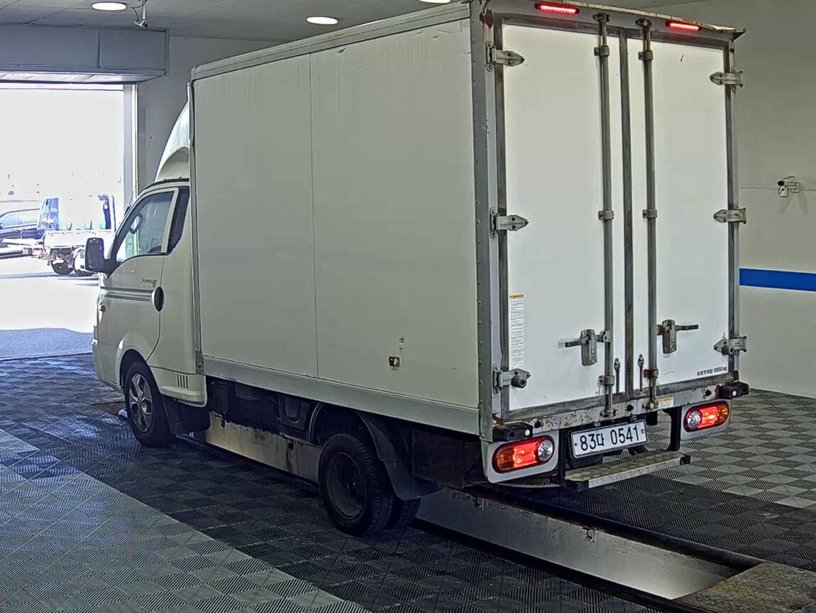 HYUNDAI PORTER II HIGH-ROOF BUILT-IN BOX TRUCK SUPER CAB 2017 - zdjęcie 6