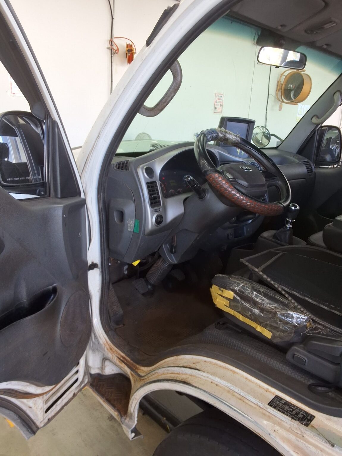 KIA BONGO III CARGO 1.2 TON STANDARD CAB EXTRA LONG WHEELBASE 2016 - zdjęcie 10