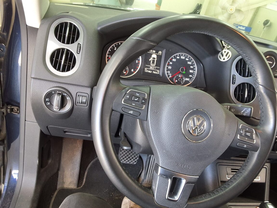 VOLKSWAGEN TIGUAN 2.0 TDI BLUEMOTION COMFORT 2014 - zdjęcie 23