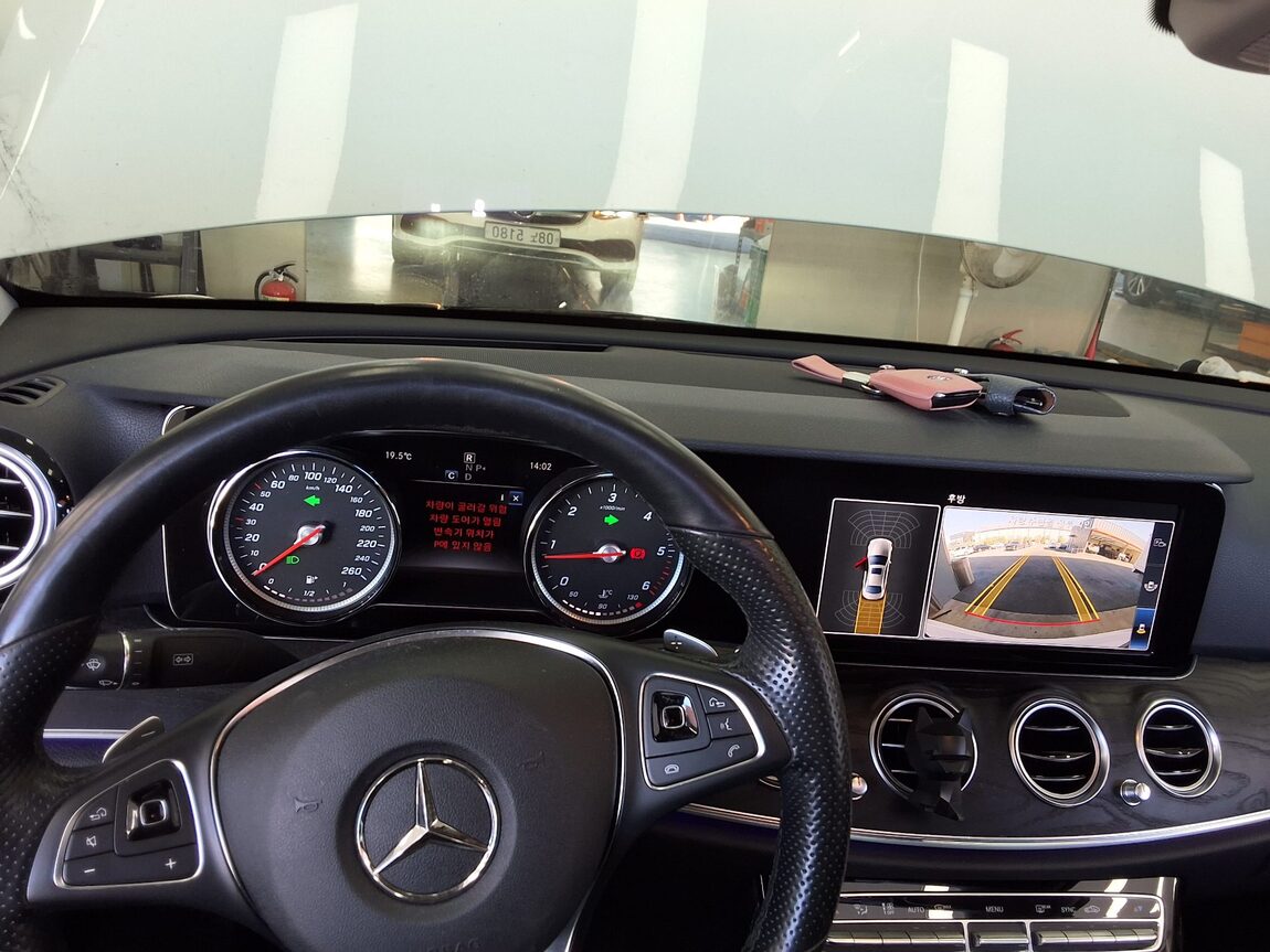 MERCEDES-BENZ E-CLASS (5TH GEN) E220d AVANTGARDE 2018 - zdjęcie 17