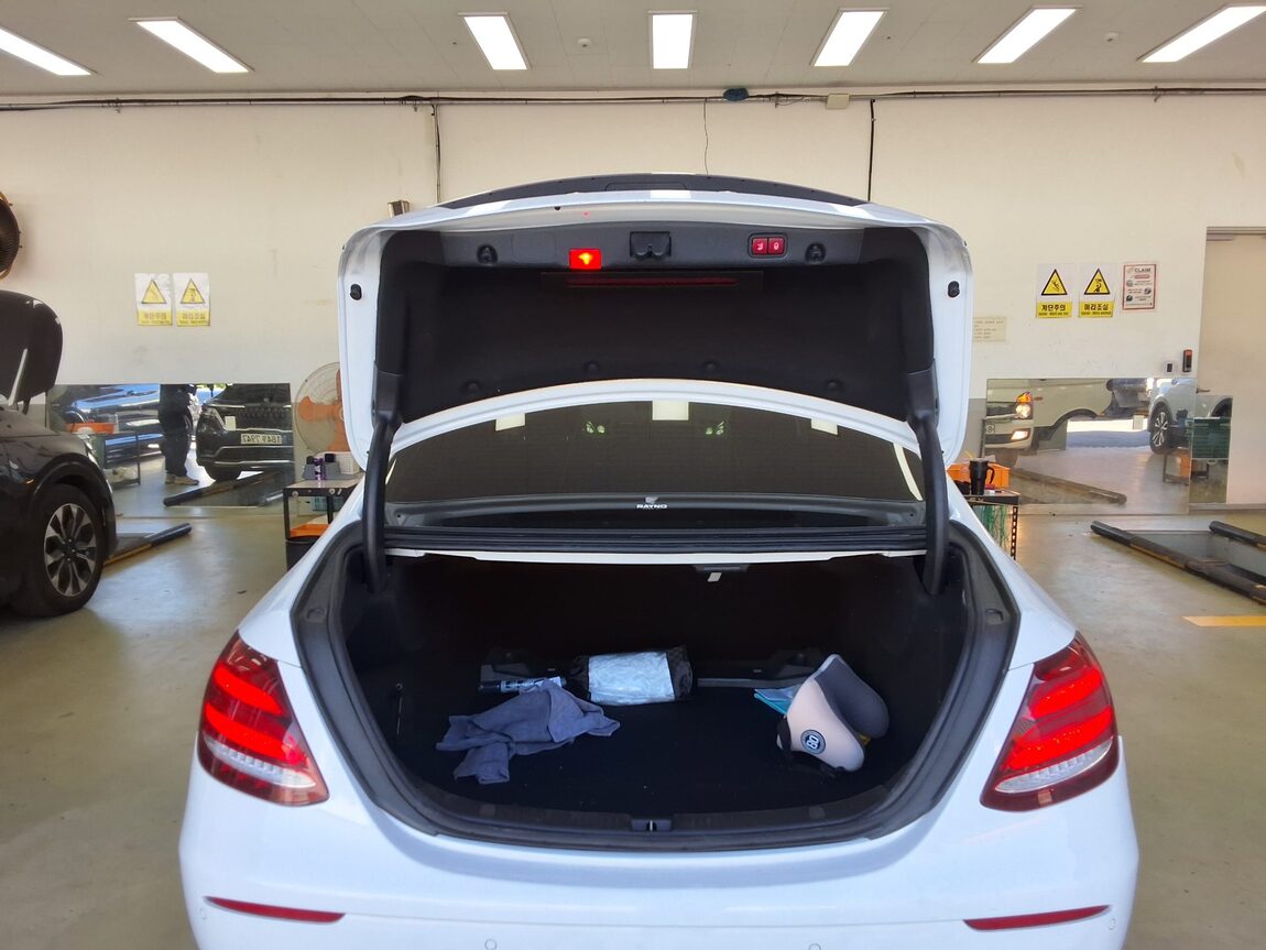 MERCEDES-BENZ E-CLASS (5TH GEN) E220d AVANTGARDE 2018 - zdjęcie 15