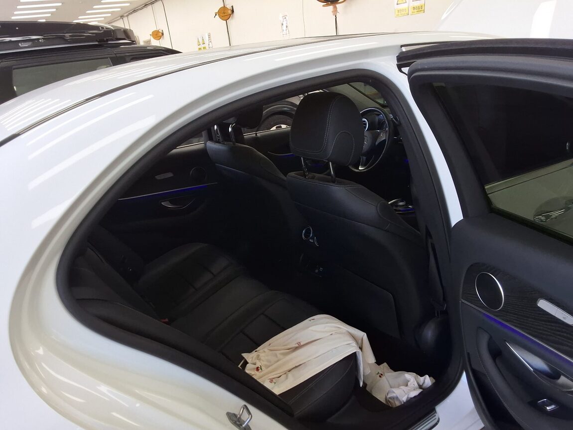 MERCEDES-BENZ E-CLASS (5TH GEN) E220d AVANTGARDE 2018 - zdjęcie 13