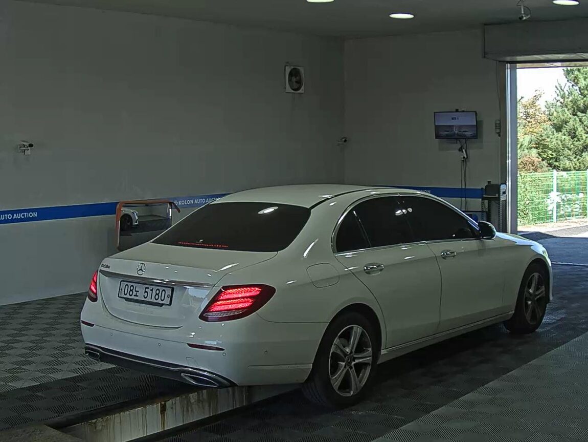MERCEDES-BENZ E-CLASS (5TH GEN) E220d AVANTGARDE 2018 - zdjęcie 5