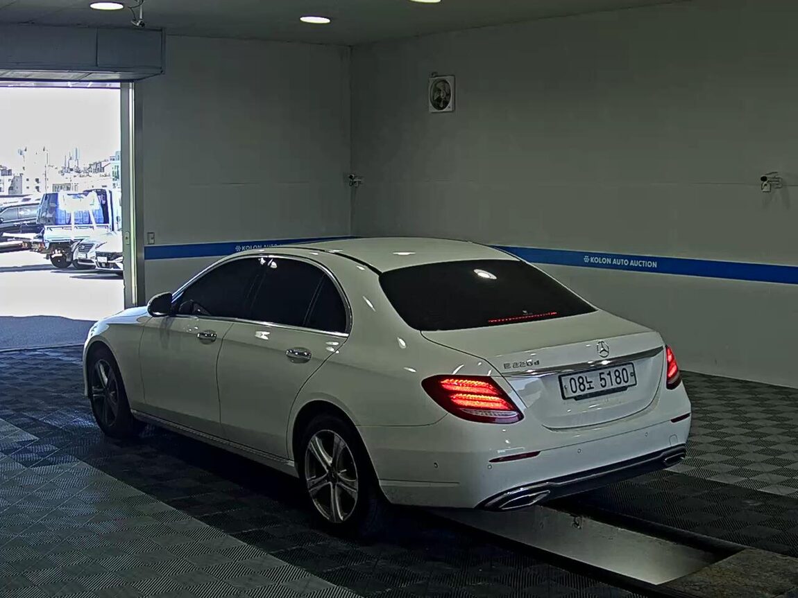MERCEDES-BENZ E-CLASS (5TH GEN) E220d AVANTGARDE 2018 - zdjęcie 6