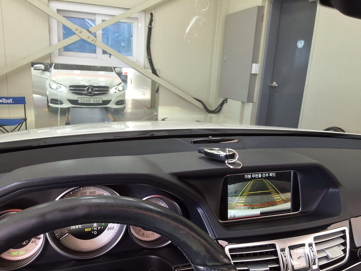 MERCEDES-BENZ E-CLASS (4TH GEN) E250 CDI 4MATIC 2014 - zdjęcie 25