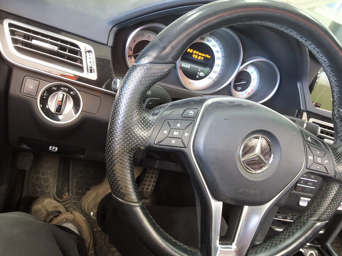 MERCEDES-BENZ E-CLASS (4TH GEN) E300 4MATIC AVANTGARDE 2016 - zdjęcie 24