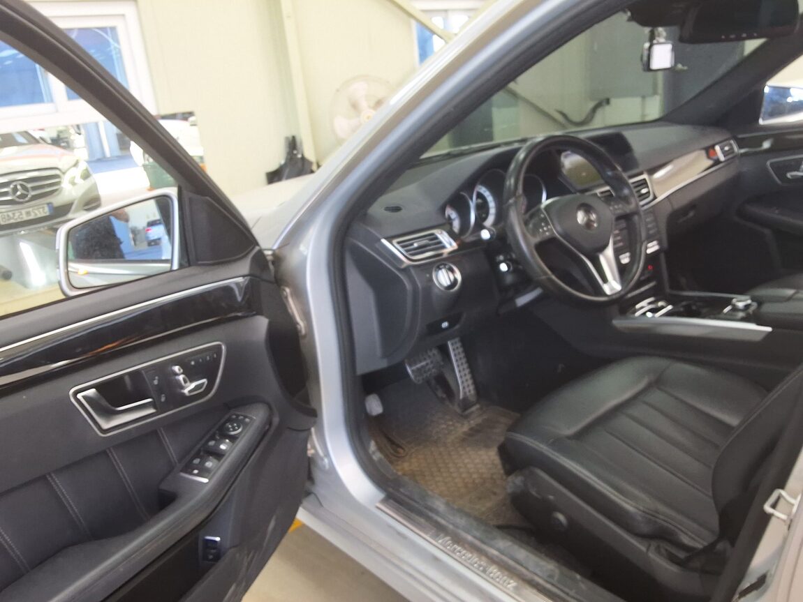MERCEDES-BENZ E-CLASS (4TH GEN) E300 4MATIC AVANTGARDE 2016 - zdjęcie 11