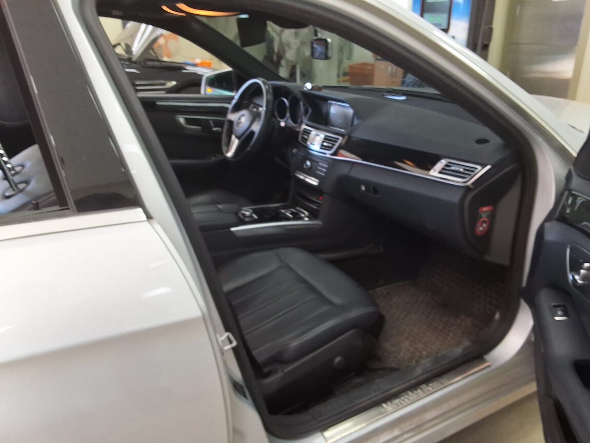 MERCEDES-BENZ E-CLASS (4TH GEN) E300 4MATIC AVANTGARDE 2016 - zdjęcie 15