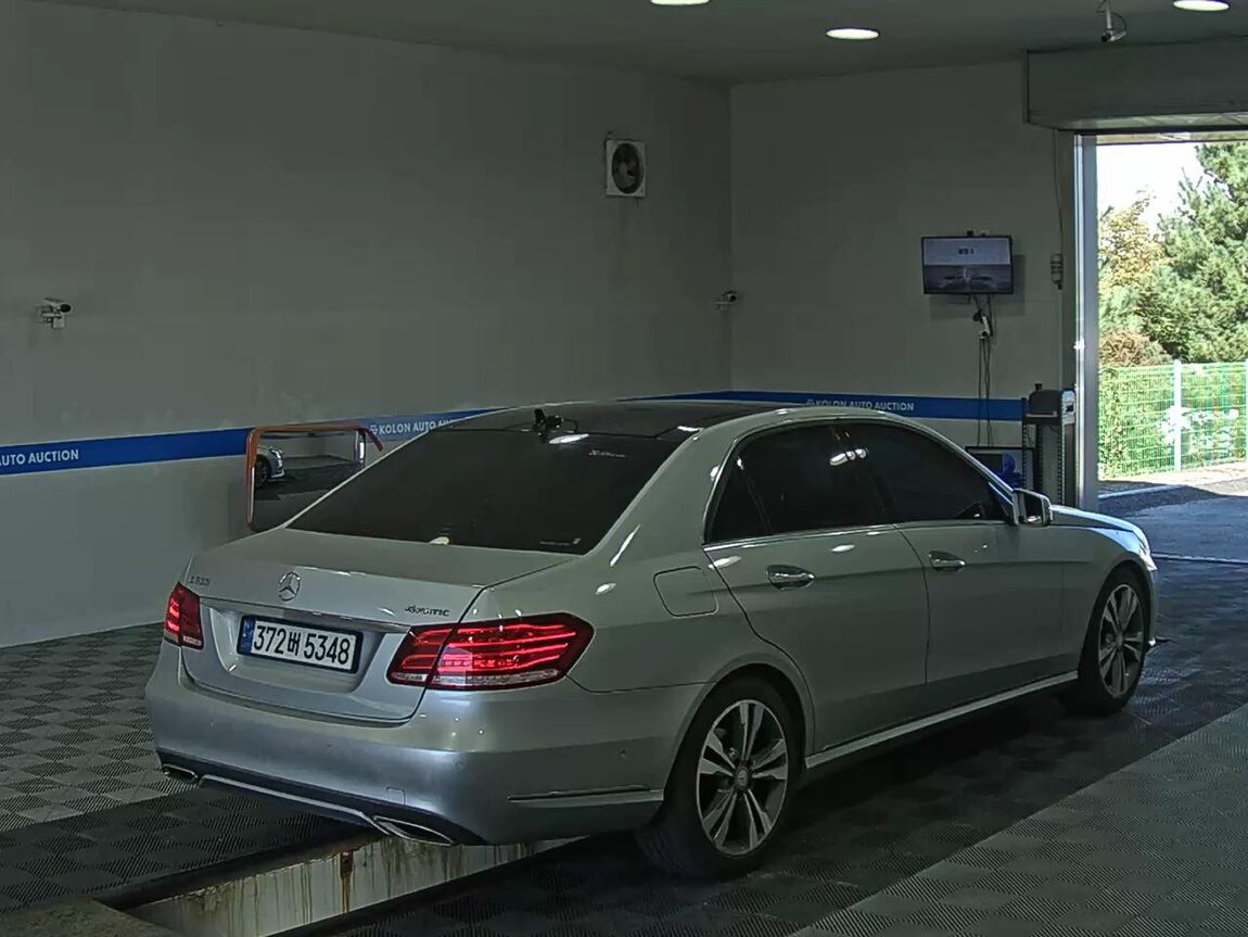 MERCEDES-BENZ E-CLASS (4TH GEN) E300 4MATIC AVANTGARDE 2016 - zdjęcie 5
