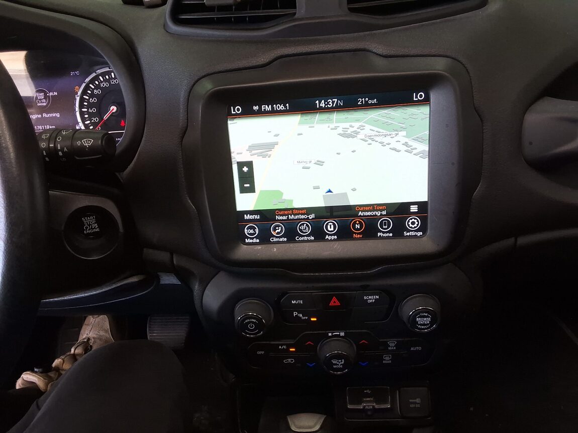 JEEP RENEGADE 1.6 DIESEL LIMITED 2020 - zdjęcie 24