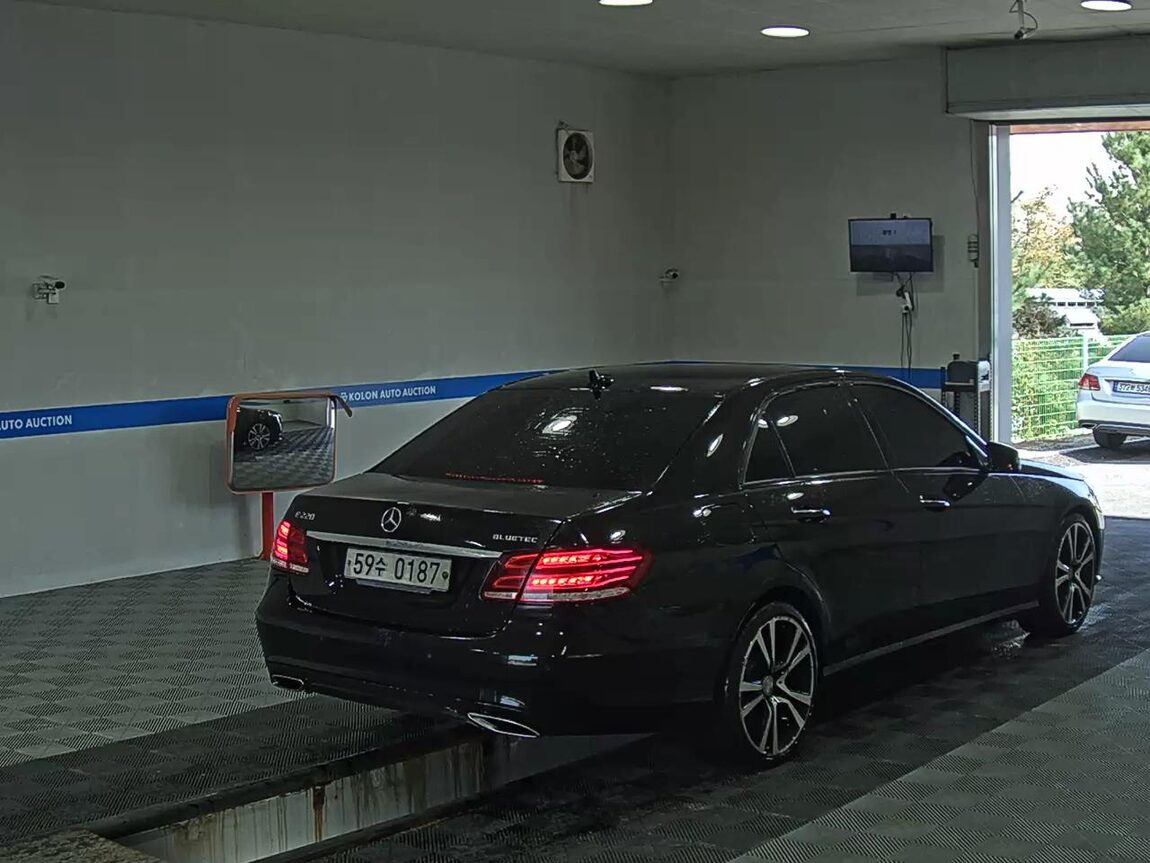 MERCEDES-BENZ E-CLASS (4TH GEN) E220 CDI BLUETEC AVANTGARDE SPORT 2016 - zdjęcie 5