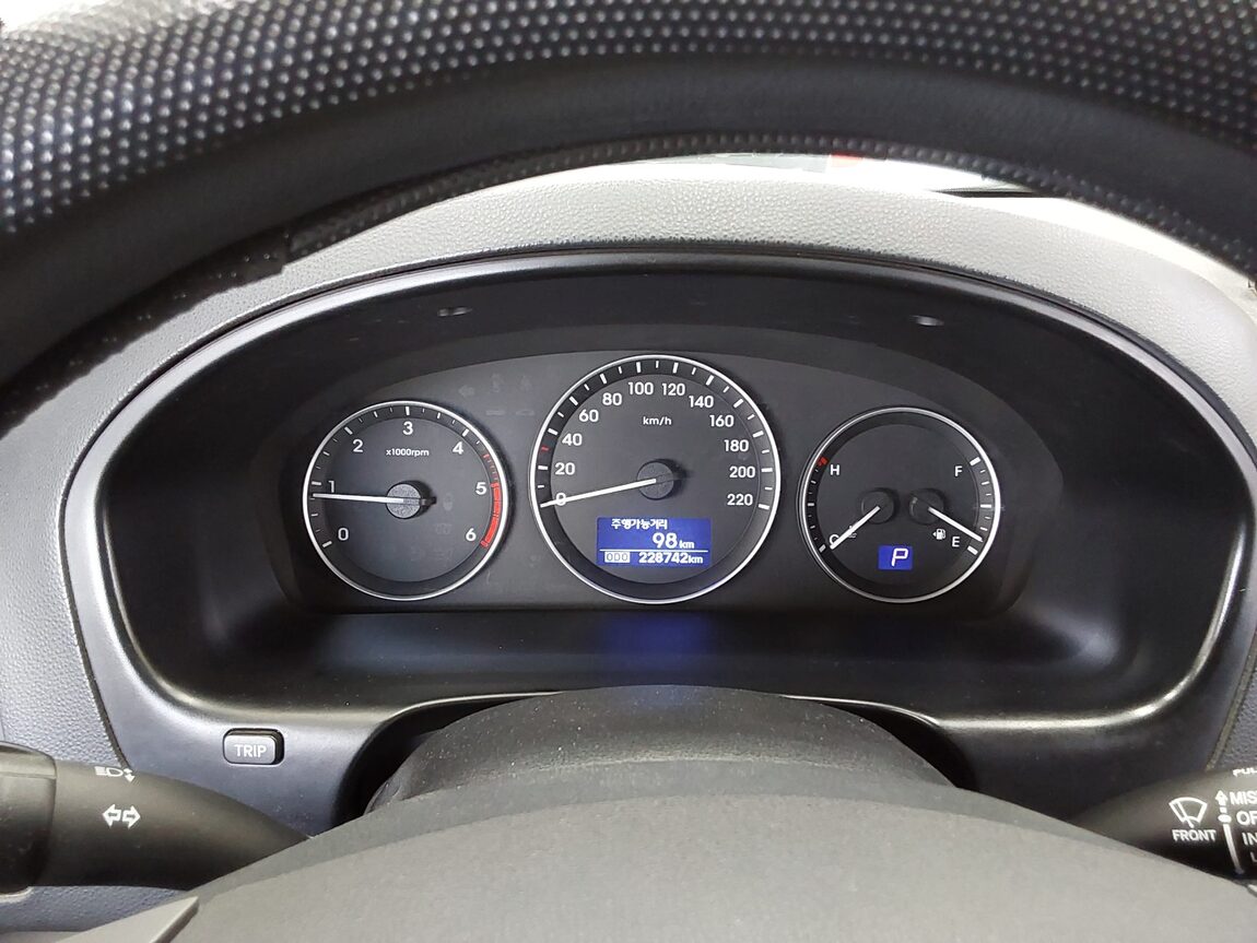 HYUNDAI GRAND STAREX 3-SEATER DIESEL VAN MODERN 2017 - zdjęcie 9