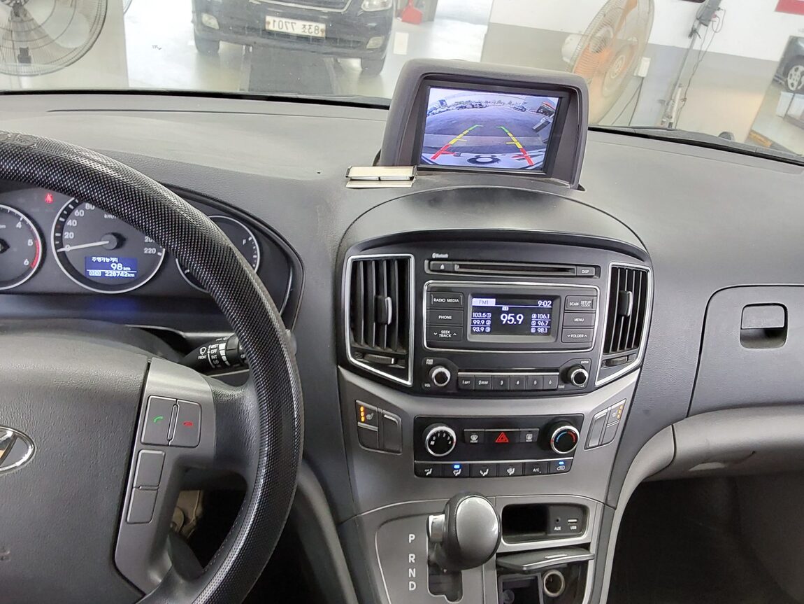 HYUNDAI GRAND STAREX 3-SEATER DIESEL VAN MODERN 2017 - zdjęcie 17