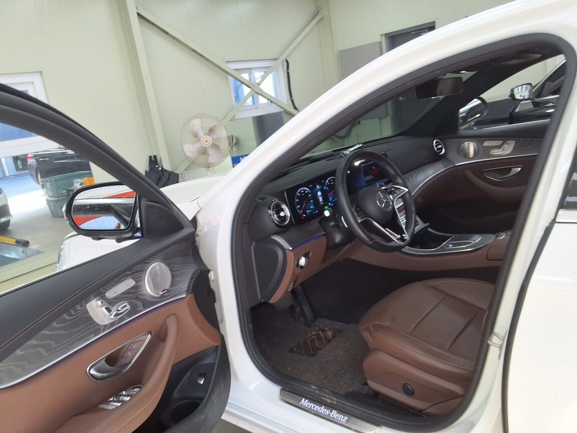 MERCEDES-BENZ E-CLASS (5TH GEN) E350 4MATIC AVANTGARDE 2022 - zdjęcie 11