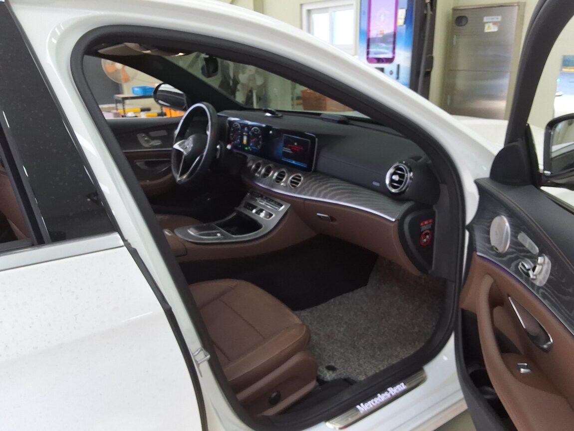 MERCEDES-BENZ E-CLASS (5TH GEN) E350 4MATIC AVANTGARDE 2022 - zdjęcie 15
