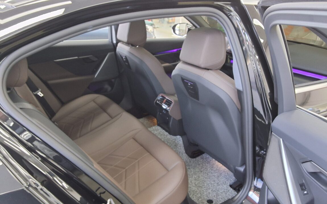 BMW 5 SERIES (8TH GEN) 520i 2025 - zdjęcie 13
