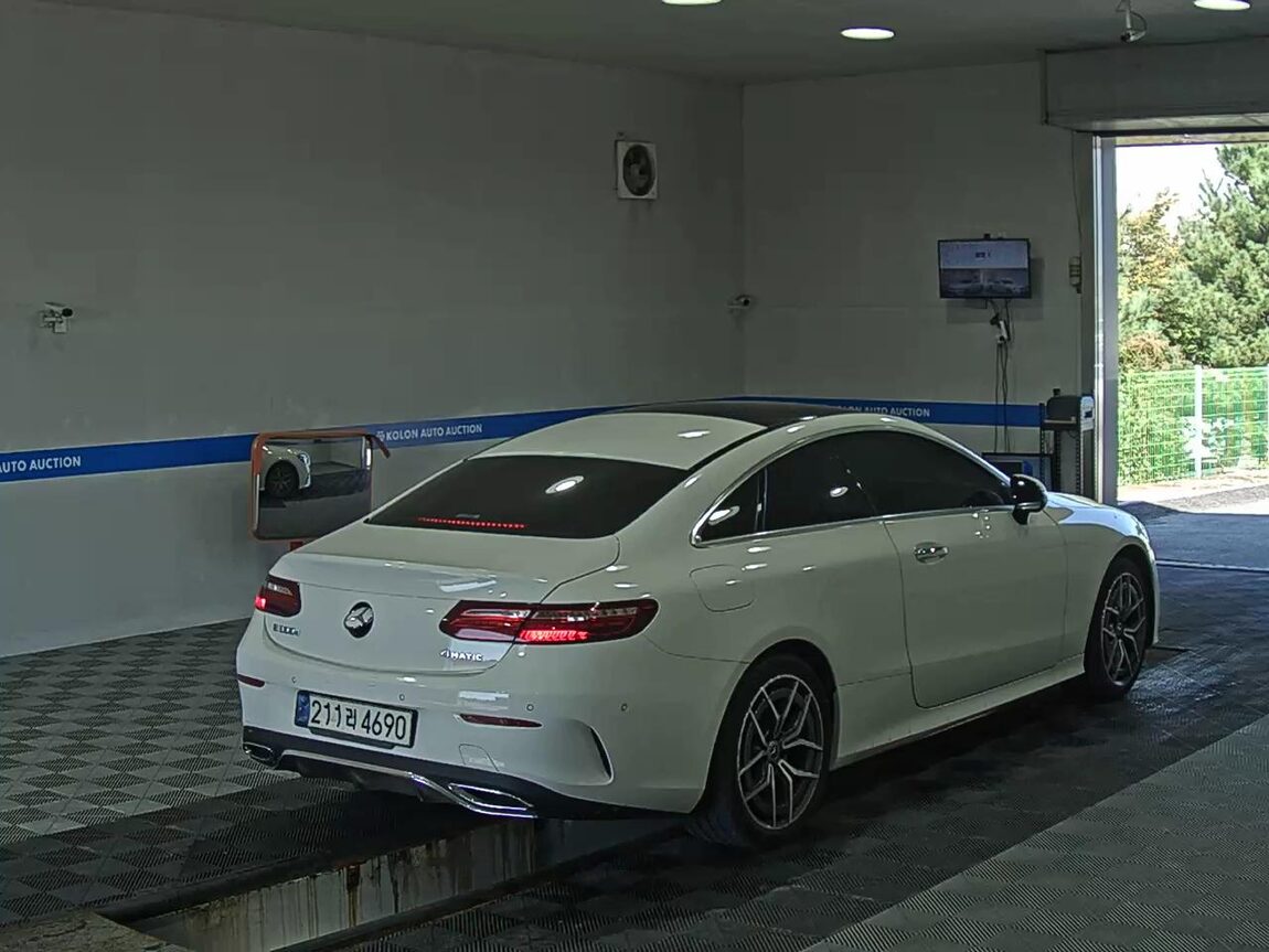 MERCEDES-BENZ E-CLASS (5TH GEN) COUPE E300d 4MATIC 2022 - zdjęcie 5