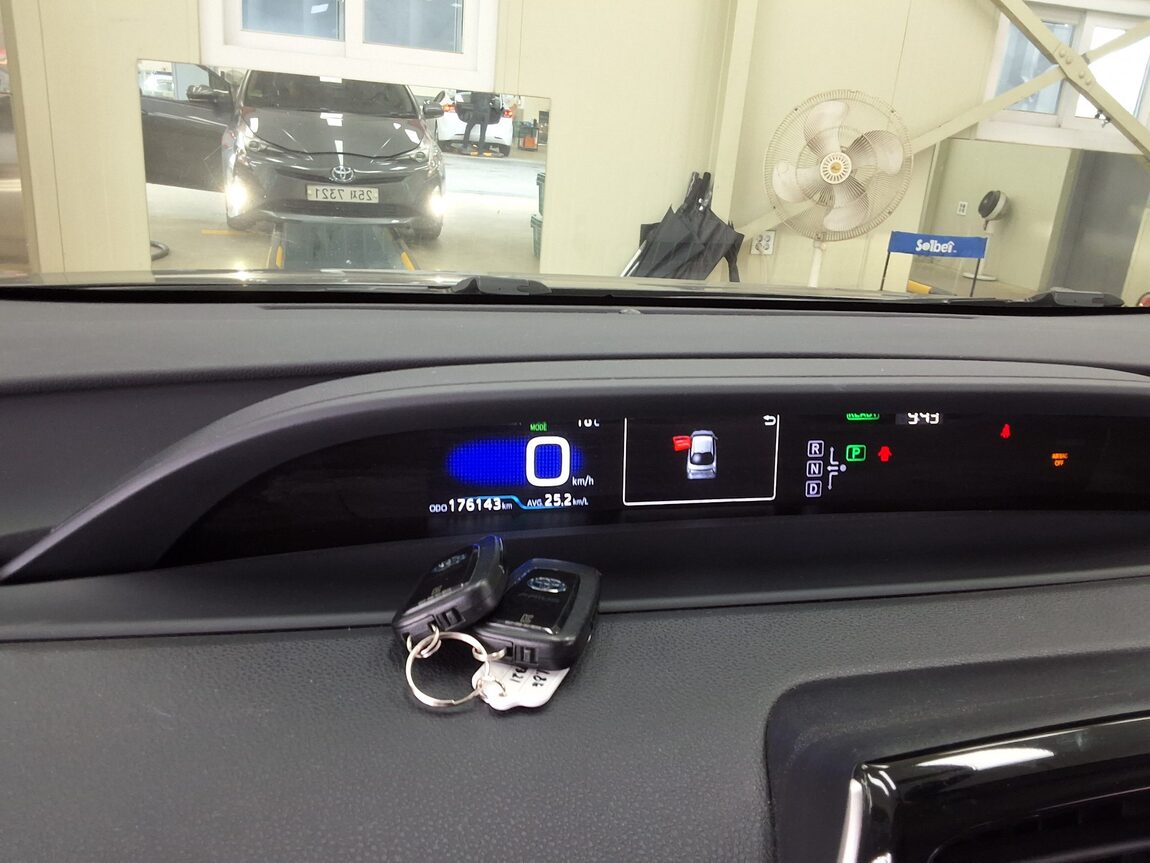 TOYOTA PRIUS (4TH GEN) 1.8 2017 - zdjęcie 10